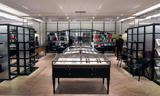 유통업계가 패션과 미용에 투자하는 남성들을 위한 서비스를 선보이고 있다. 사진은 신세계백화점의 ‘맨즈 라이브러리.  신세계백화점 제공